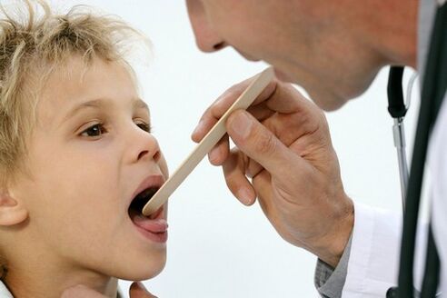 doktor sedef hastalığı olan bir çocuğun boğazını inceler