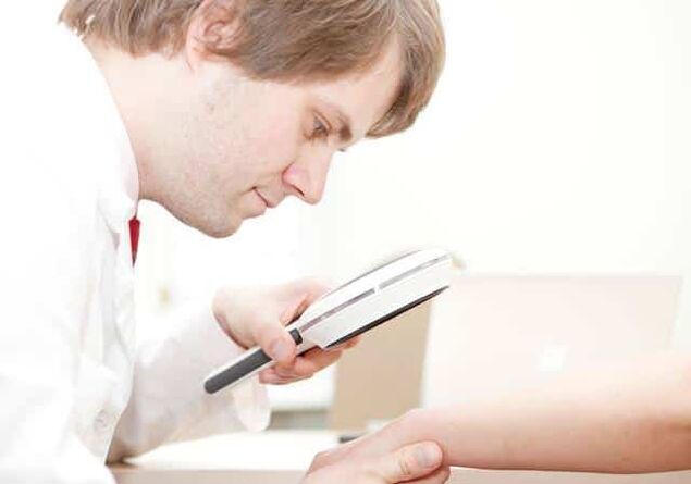 Bir dermatolog tarafından sedef hastalığının teşhisi